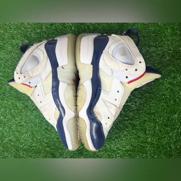 Jordan Jumpman Two Trey
USA (GS) Size 5Y - Picture 4 of 10